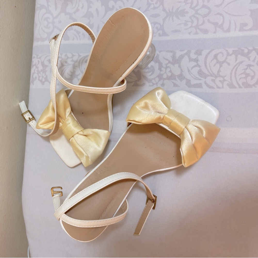 Bow heels